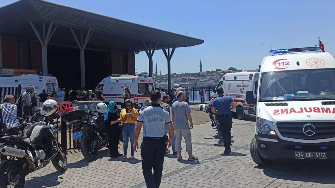 İstanbul'da vapur iskeleye çarptı: Yaralılar var!