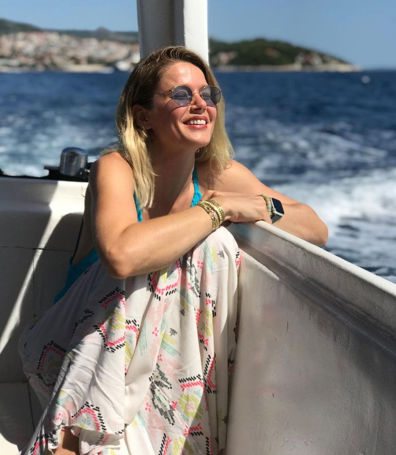 Camdaki Kız'ın güzel Burcu Biricik de kırmızı mayosuyla sahile indi - Resim: 3