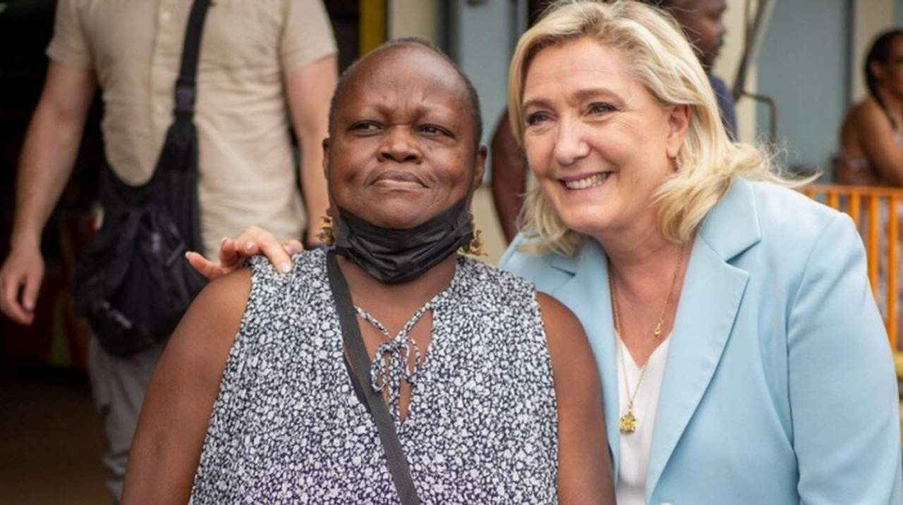 Le Pen, kendisiyle fotoğraf çektirmek isteyen siyahi kadına dokunmamak için büyük çaba sarf etmişti.