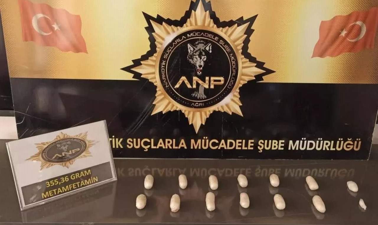 Ağrı'da güvenlik güçleri tarafından düzenlenen denetlemelerde İran uyruklu olduğu öğrenilen şahsın bağırsak ve makat kısmında kapsül şeklinde 12 adet metamfetamin maddesi ele geçirildi.