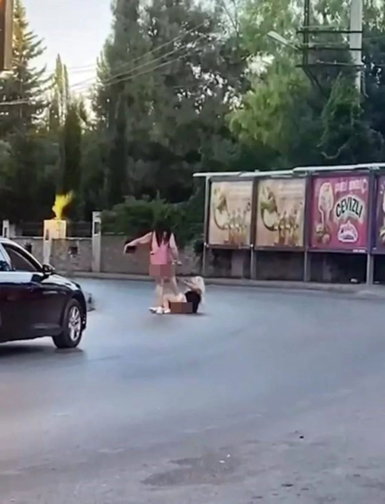 Antalya'da 2 kadının saç saça baş başa kavgası olay oldu - Resim: 4