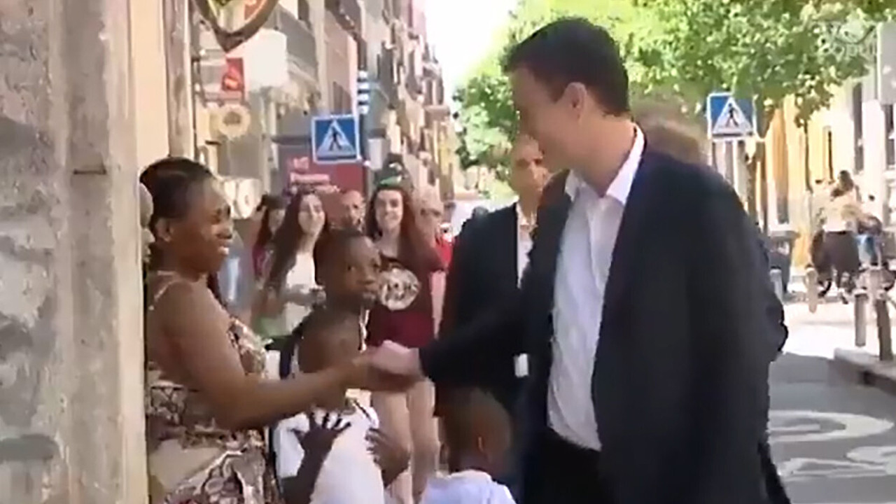 Siyahi kadınla tokalaşan başbakandan tepki çeken hareket