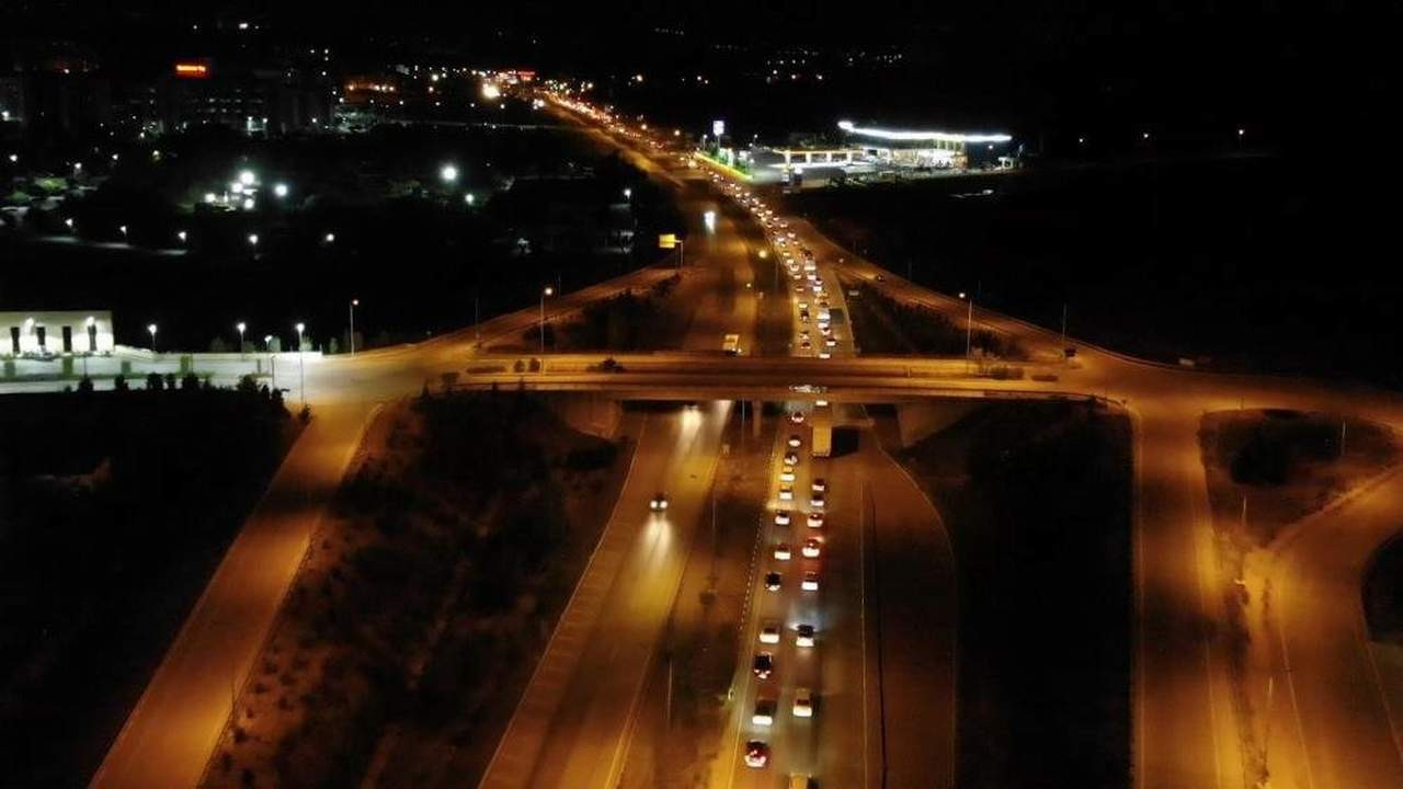 43 ilin geçiş güzergahında trafik durdu