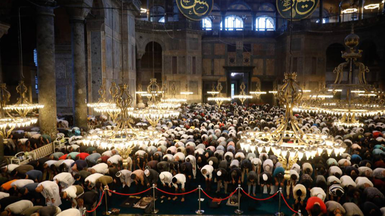 Ayasofya'yı Kebir Camii'ne bayram namazı akını