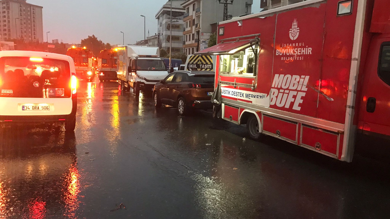 İstanbul Büyükşehir ekipleri yağmur mesaisinde