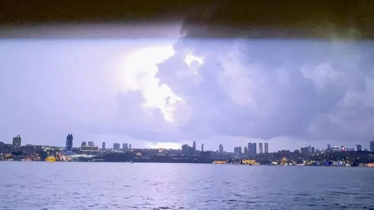 İstanbul'da şimşekler geceyi gündüze çevirdi