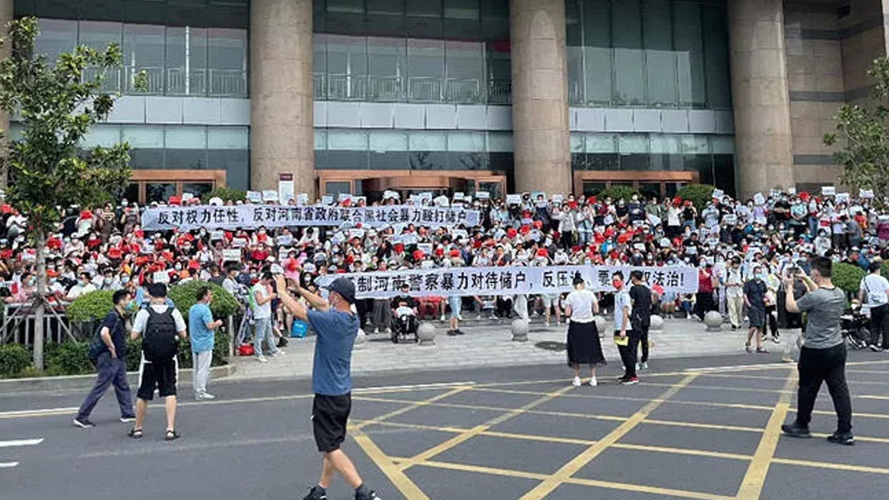 Çin'de paralarını çekemeyen vatandaşlar bankayı protesto etti