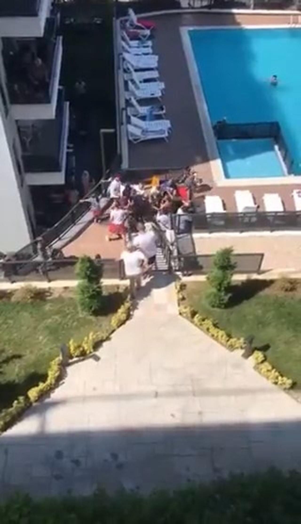 Sitede ''havuz'' kavgası: Yabancı uyruklular ile site sakinleri birbirine girdi - Resim: 4