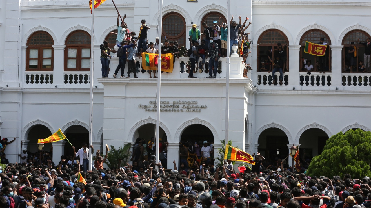 Sri Lanka'da tansiyon düşmüyor: Başbakanlık ofisini bastılar!