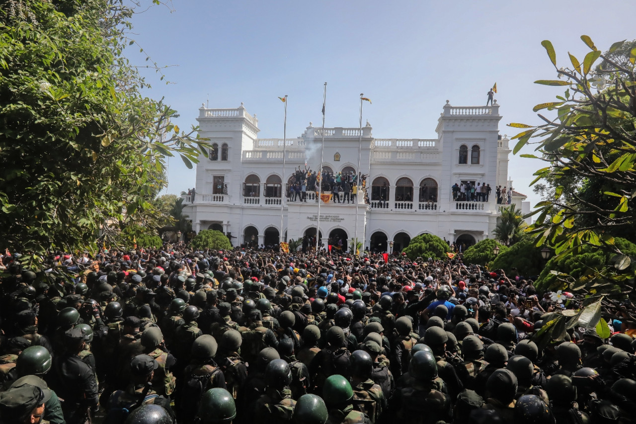 Sri Lanka'da başbakanlık binasına giren eylemciler