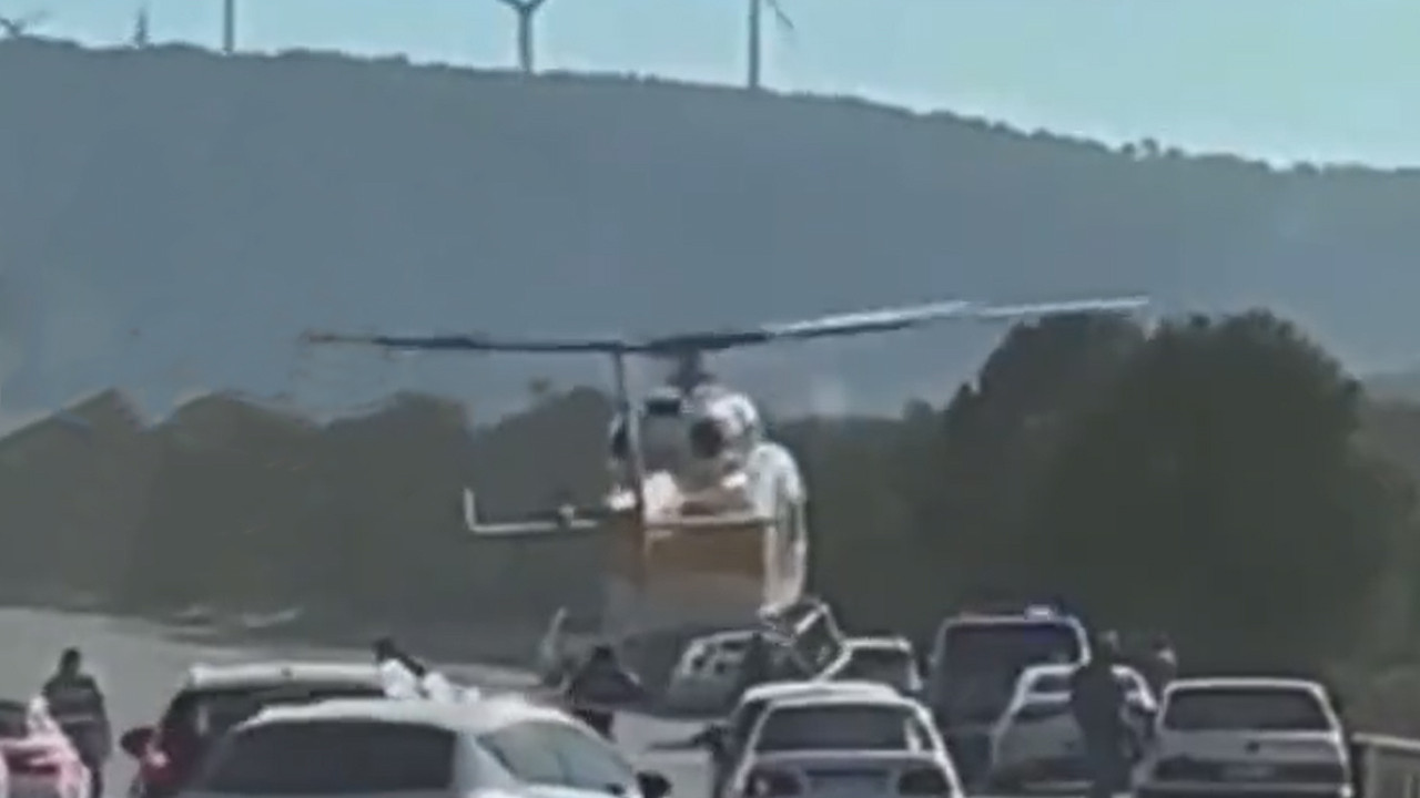 İzmir'de filmleri aratmayan görüntüler: Helikopter otoyola indi