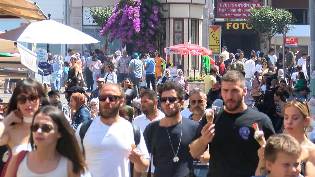 İstanbullular Büyükada'ya akın etti