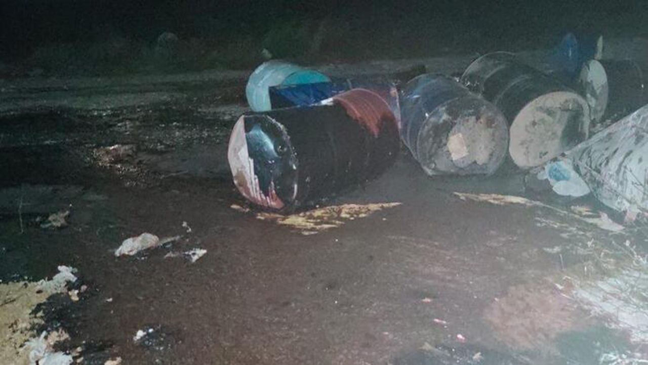 Mahallede asit dolu varil paniği! Asit dolu onlarca varili bırakıp kaçtılar - Resim: 3
