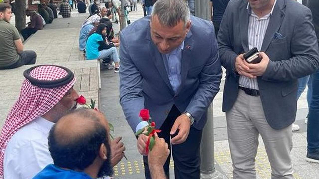 Araplara gül dağıtan AK Partili başkana ''kendi ülkemizde mülteci olduk'' tepkisi