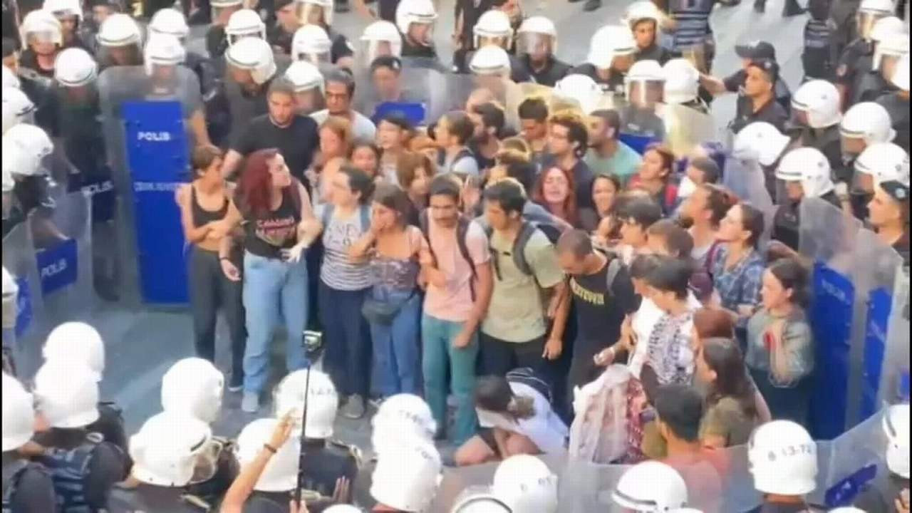 İstanbul'da sosyal medya çağrılarıyla yürüyüş yapan gruba polis müdahalesi: 106 gözaltı