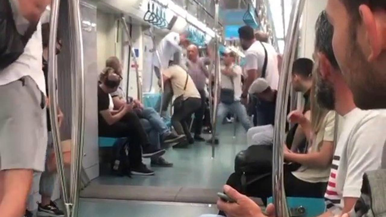 Marmaray'da yolcular birbirine girdi