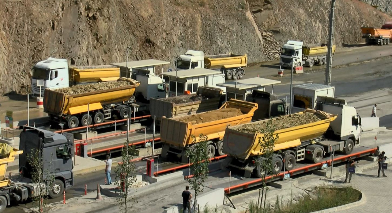 Hafriyat kamyonu sahipleri kontak kapatarak eylem yaptı