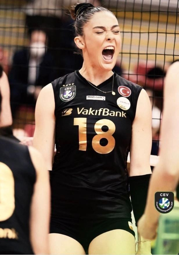 Milli voleybolcu Zehra Güneş Portekiz sokaklarında poz verdi - Resim: 4