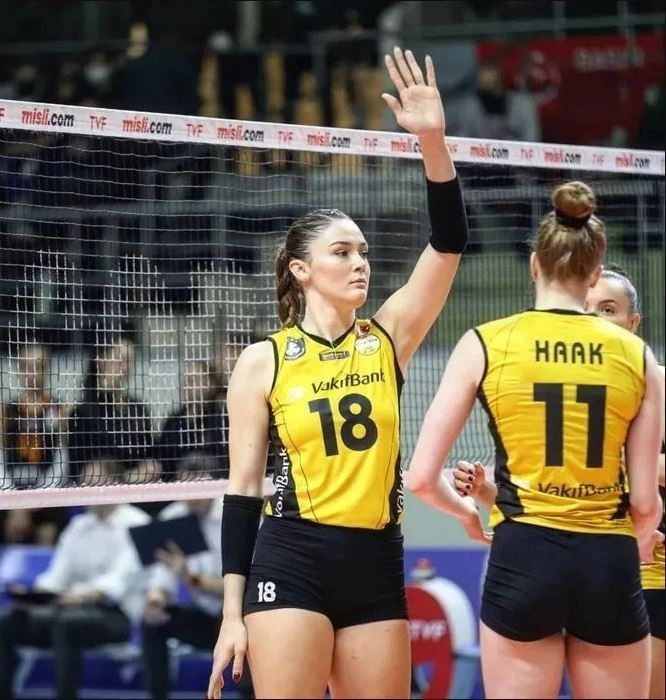 Milli voleybolcu Zehra Güneş Portekiz sokaklarında poz verdi - Resim: 1