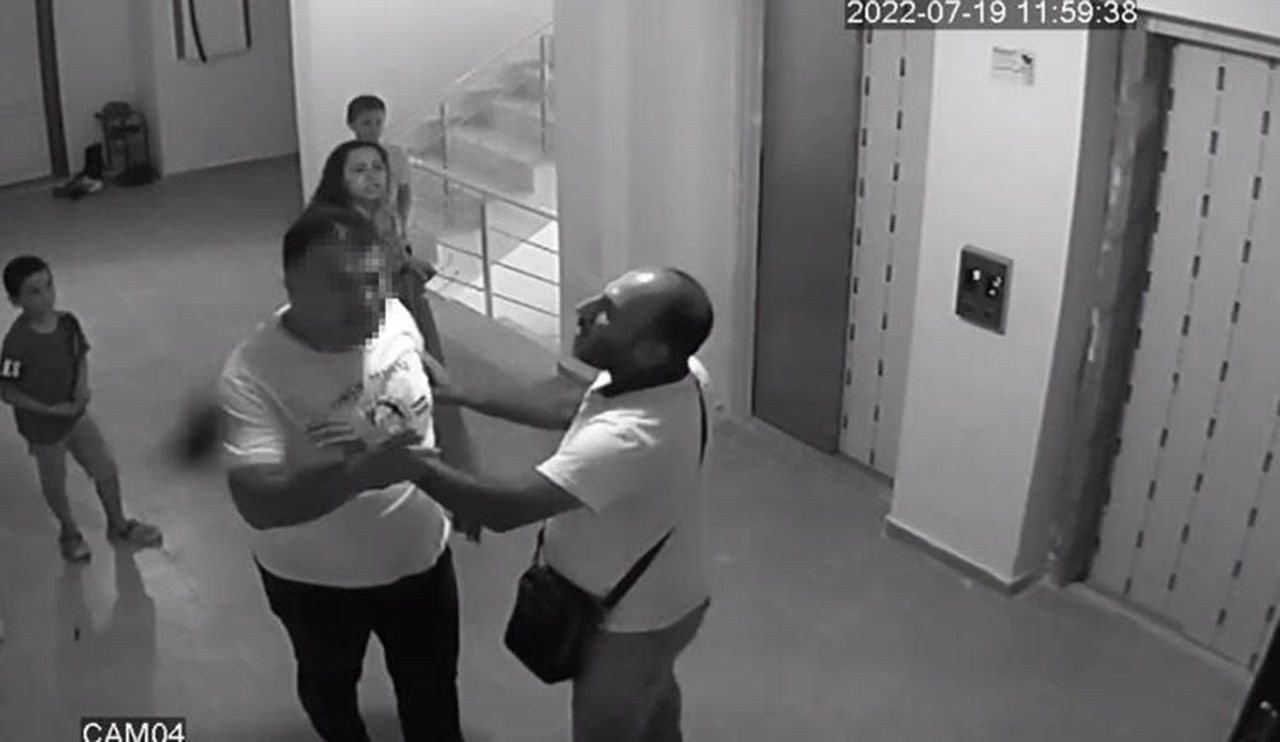Kadınların saç saça çocuk kavgası kamerada - Resim: 2