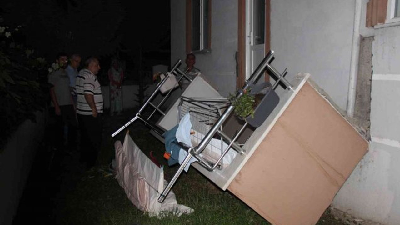 Panik anları: Oturdukları balkon çöken çift neye uğradığını şaşırdı