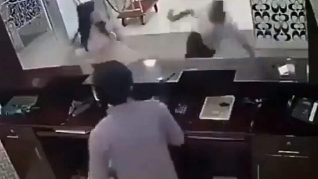 Şiddete uğrayan kadının, saldırgana verdiği ders kamerada