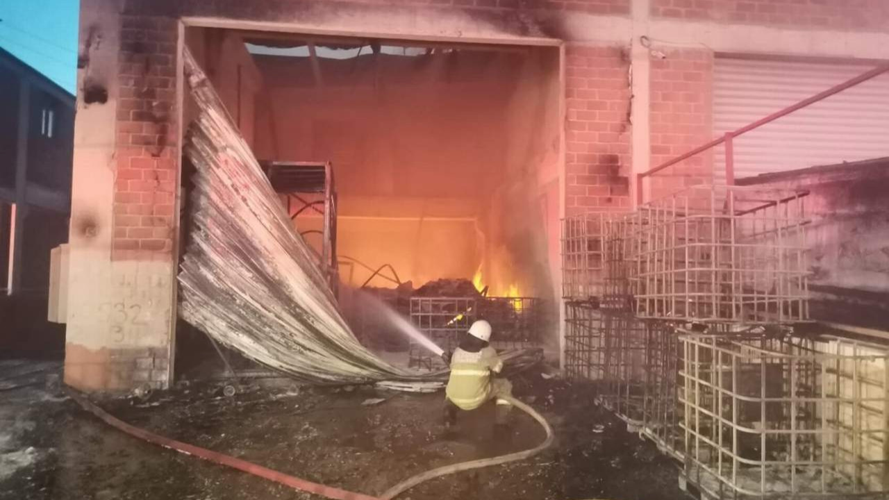 İzmir'de kimya imalathanesinde yangın: 1 ölü, 1 yaralı