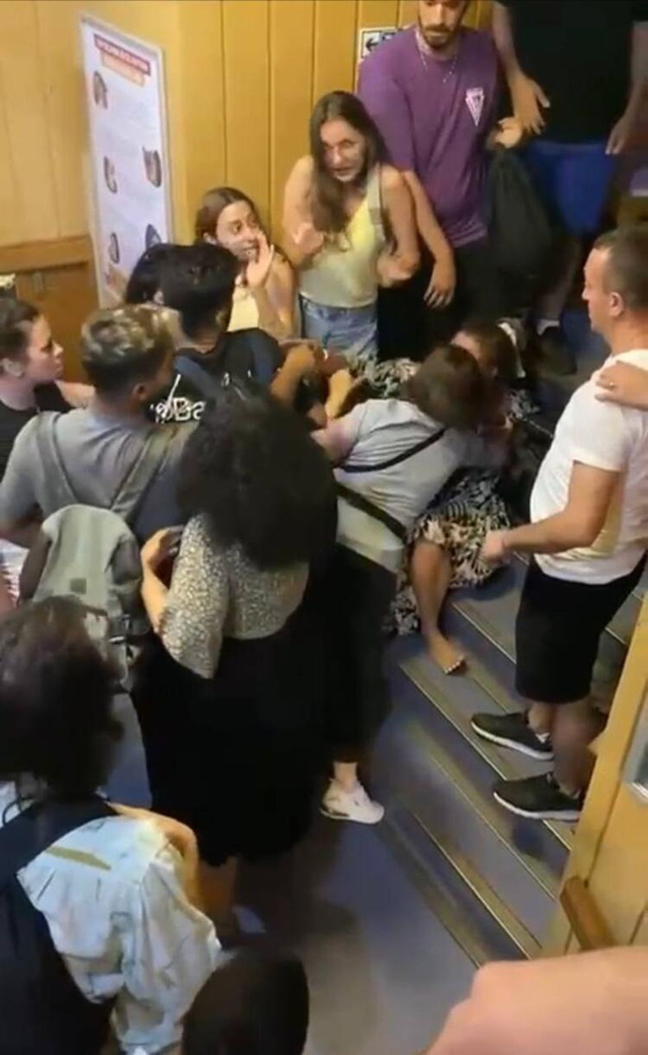 Adalar vapurunda kadın turistler birbirine girdi - Resim: 2