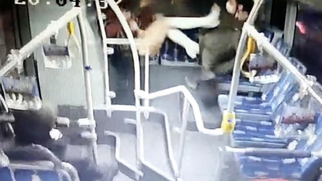 Metrobüste genç kızdan tacizciye tekme tokat dayak