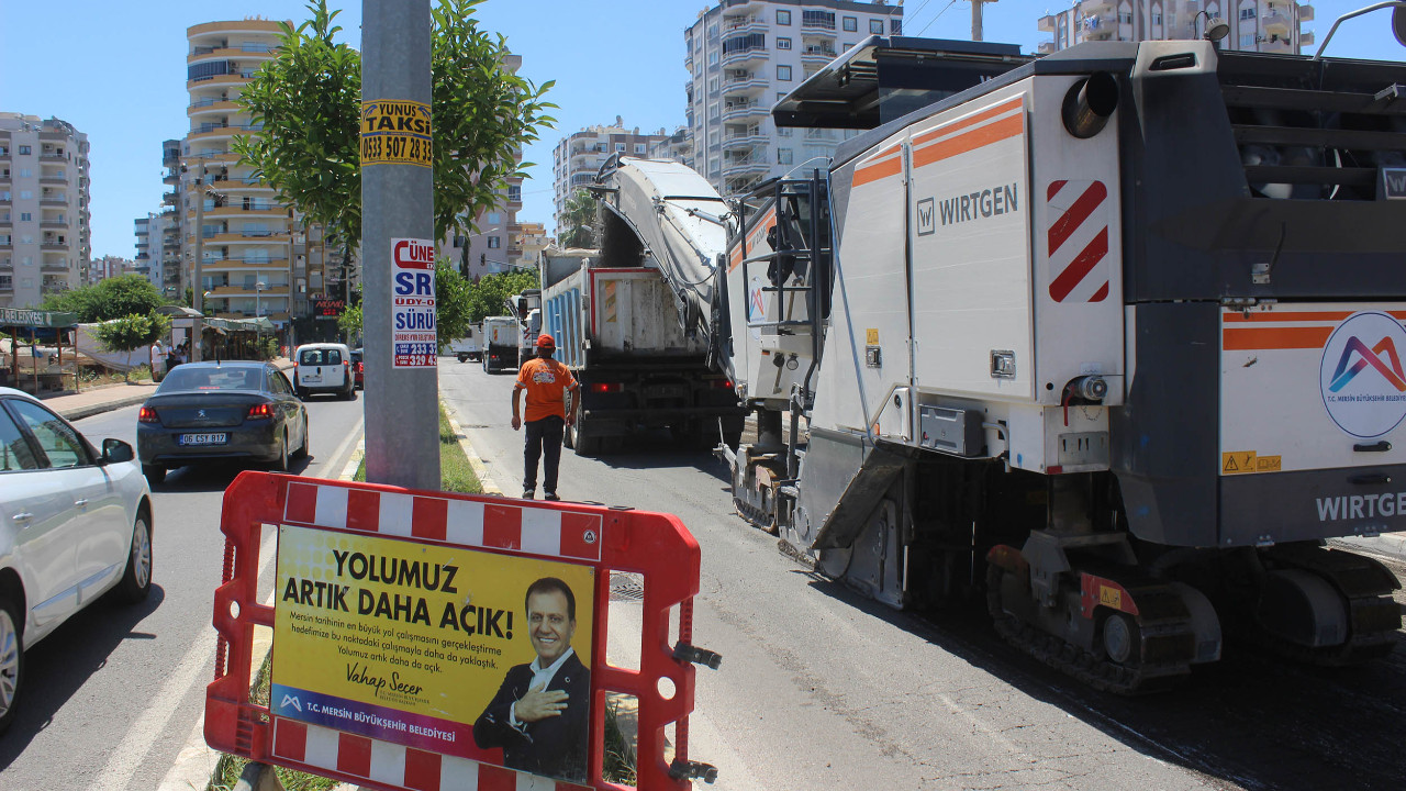 Mersin Büyükşehir'in yol yapım ekipleri Cengiz Topel Caddesi'ni yeni görünüme kavuşturuyor