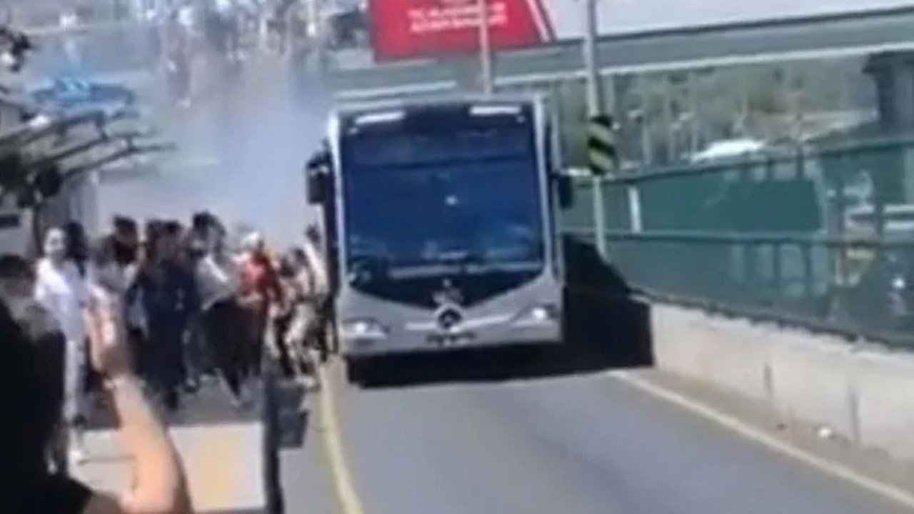 Metrobüste panik! Dumanlar yükseldi, yolcular tahliye edildi