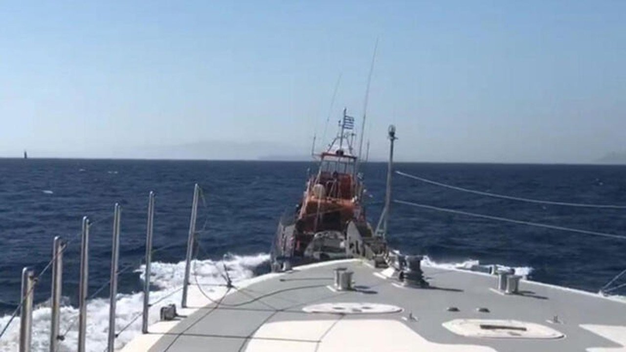 Türk Sahil Güvenlik Botu tacizci Yunanları böyle kovaladı