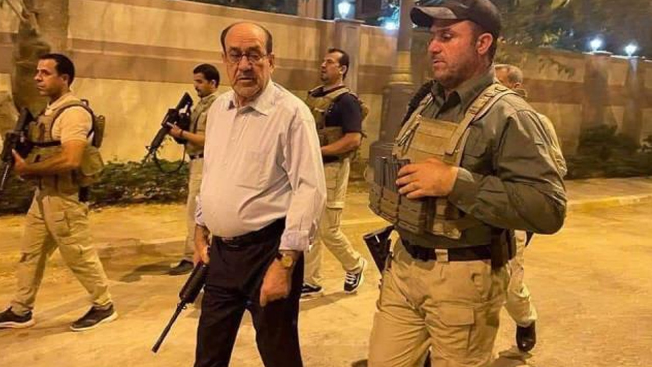 Irak'ın eski başbakanı elinde silahla sokağa indi