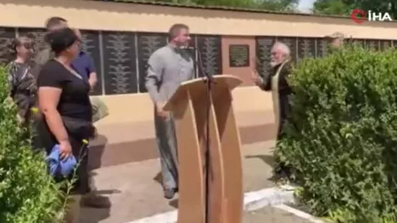 Cenazede ortalık karıştı: Rus yanlısı rahip Ukraynalı rahibe haçla saldırdı