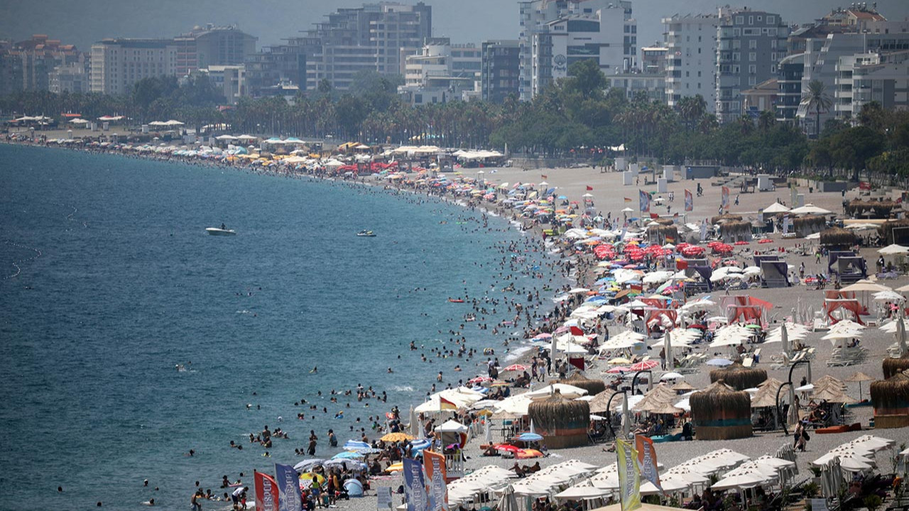 Esmiyor! Sıcaktan bunalanlar sahillere akın etti