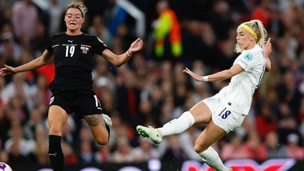 Tüm dünya bu olayı konuşuyor: Kadın futbolcu Chloe Kelly gol sonrası formasını çıkardı...