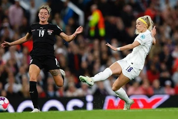 Tüm dünya bu olayı konuşuyor: Kadın futbolcu Chloe Kelly gol sonrası formasını çıkardı... - Resim: 2