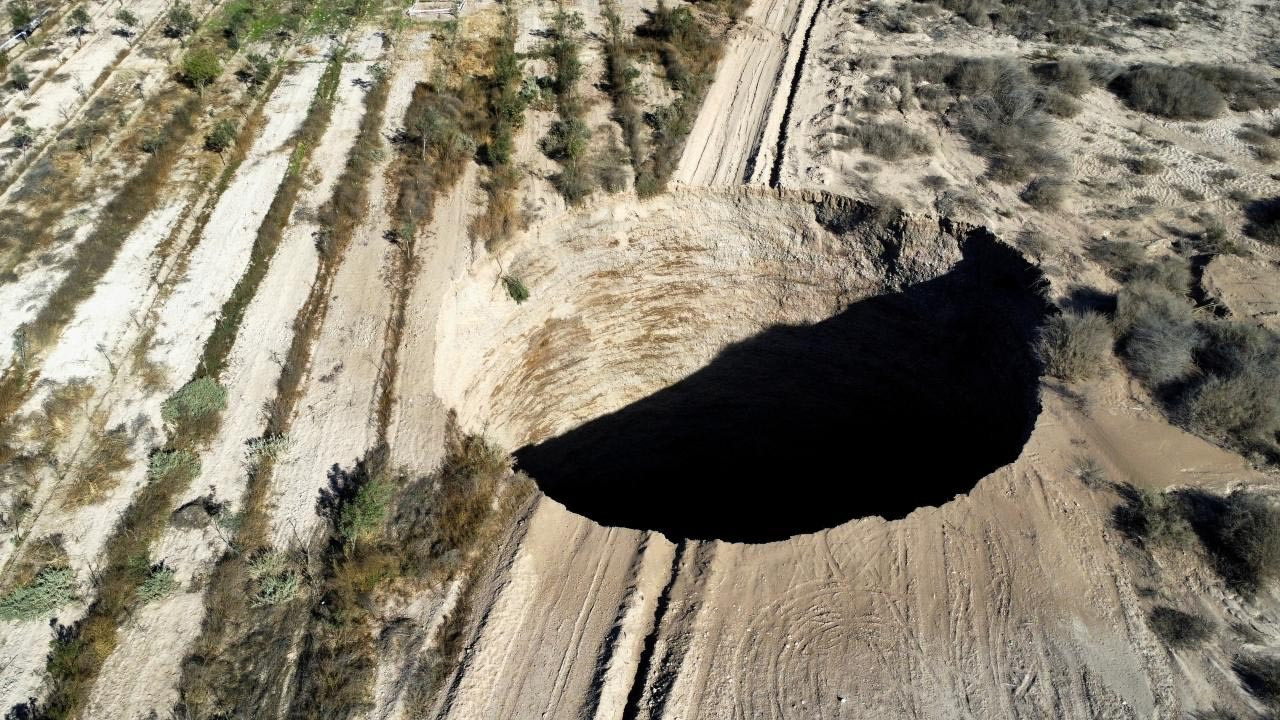 200 metre derinliğindeki dev çukur şaşkınlık yarattı