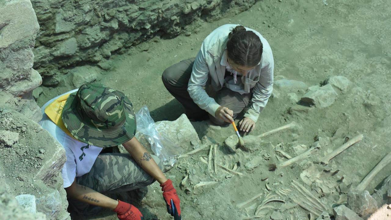 Kazdıkça tarih fışkırıyor! Ayasuluk Tepesi'nde 6 insan iskeleti bulundu