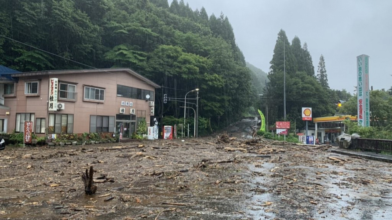 Japonya'da sel felaketi! Bir bölgeyi yuttu