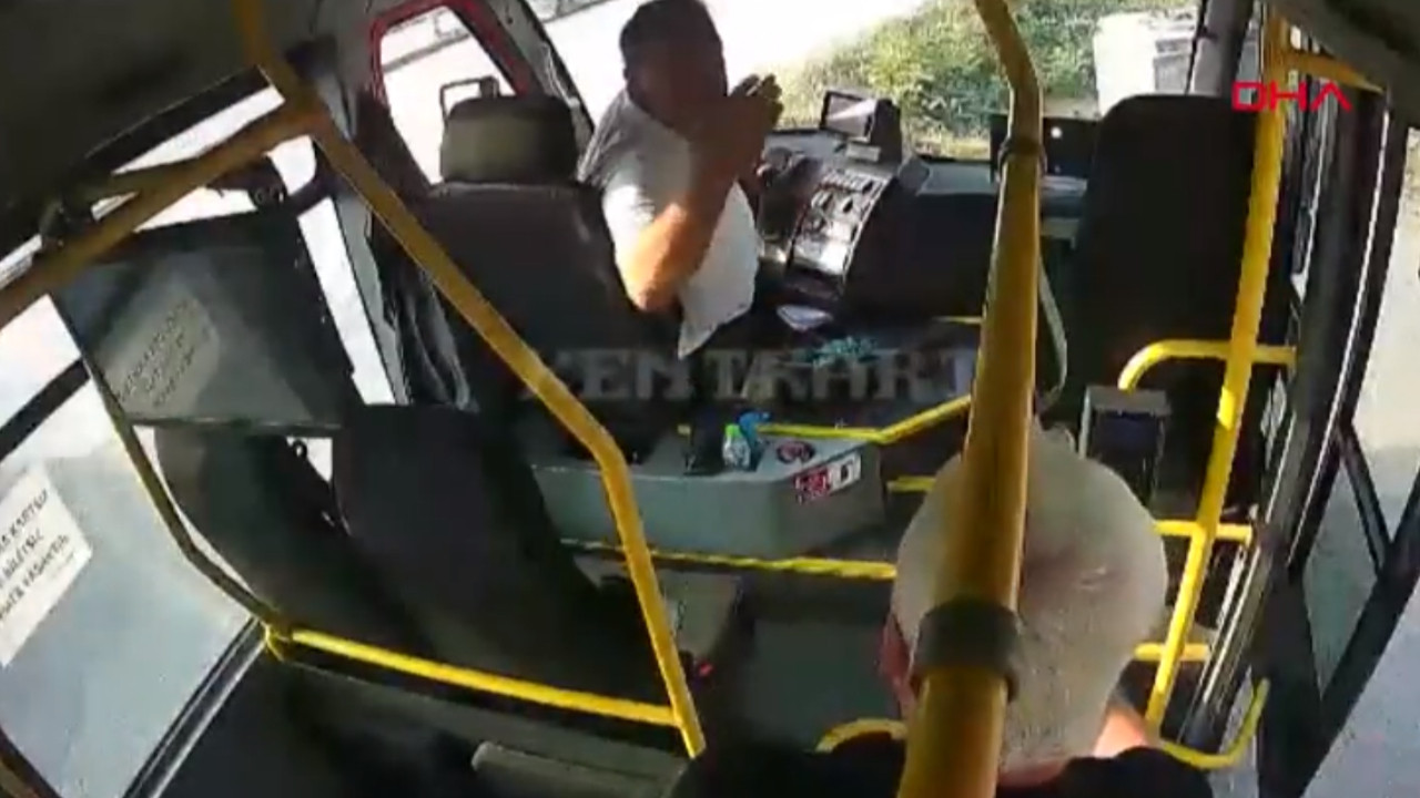 Hareket halindeki otobüs şoförüne yumruklu saldırı kamerada