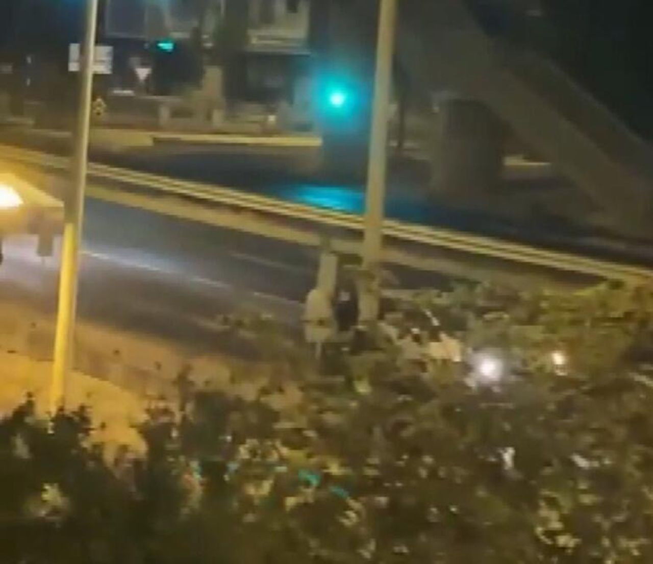 İstanbul'da sokak ortasında kadına şiddet! Mahalleli elinden zor aldı - Resim: 2