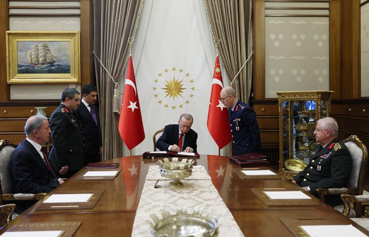 2022 YAŞ kararları açıklandı: İşte terfi eden ve emekli olan komutanlar - Resim: 1