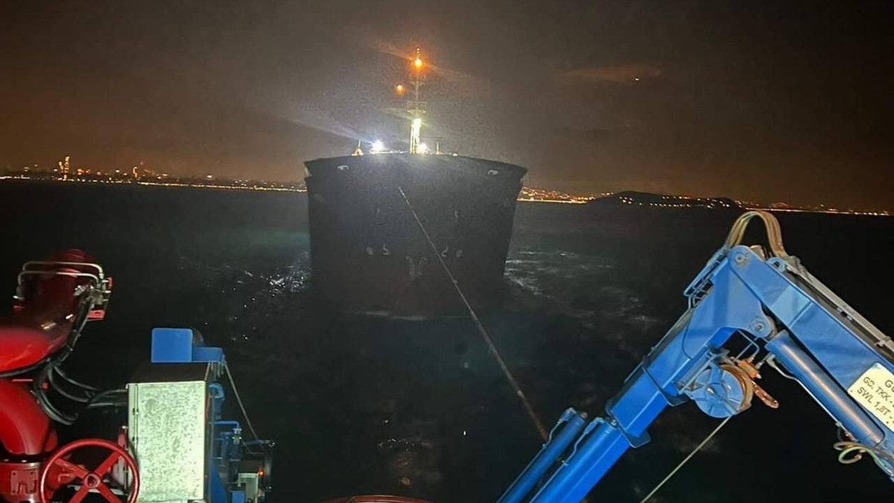 İstanbul Boğazı'nda panik, kargo gemisi arızalandı