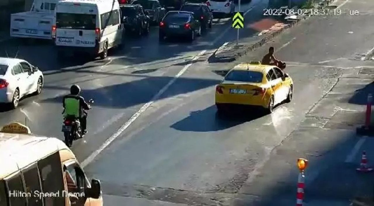 İstanbul'da taksiciyle tartışan motosikletli öyle bir şey yaptı ki... - Resim: 1