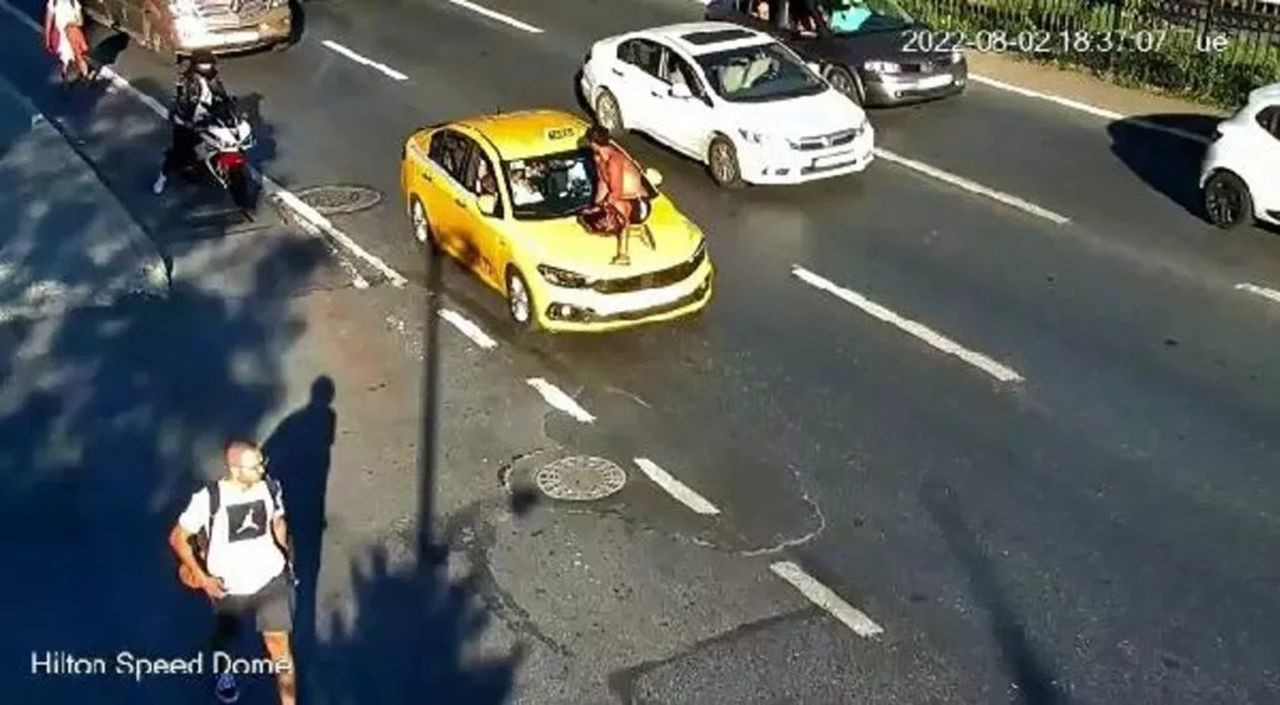 İstanbul'da taksiciyle tartışan motosikletli öyle bir şey yaptı ki... - Resim: 2
