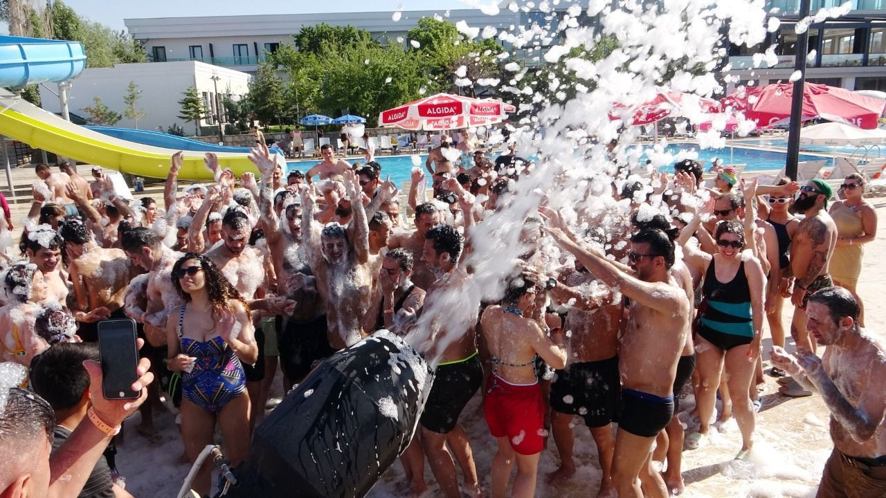 İran'da yasak, Türkiye'de serbest! İranlı turistlerin Van'daki çılgın eğlencesi kamerada - Resim: 1