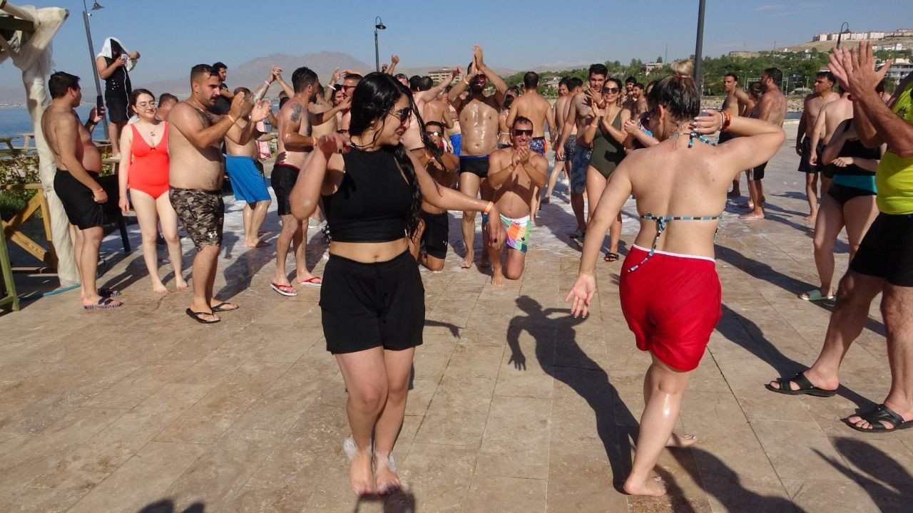 İran'da yasak, Türkiye'de serbest! İranlı turistlerin Van'daki çılgın eğlencesi kamerada - Resim: 4