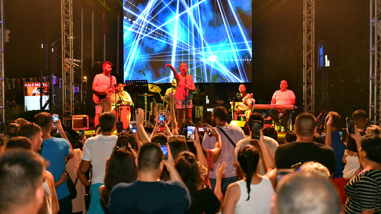 Mersin Büyükşehir Belediyesi Kent Orkestrası Kızkalesi'nde konser verdi