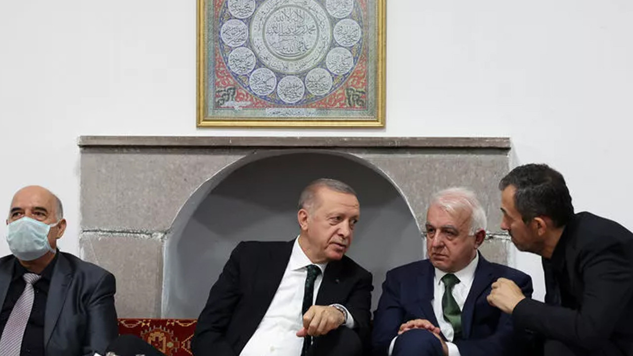 Cumhurbaşkanı Erdoğan'dan cemevi ziyareti: Muharrem ayı iftarına katıldı